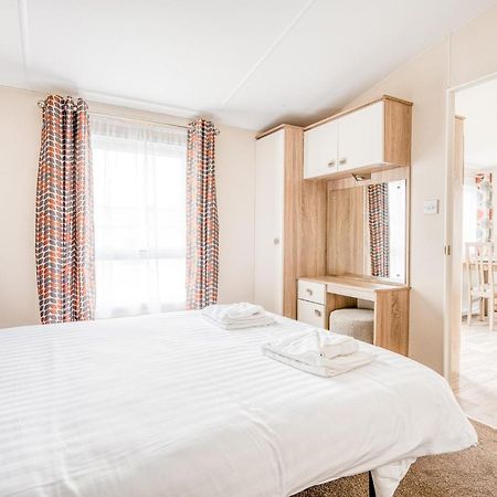 Rosefinch Sleeps 2 Persons-Private Hot Tub-Tranquil Holiday Away From It All Yet Not Far From St Austell- The Holiday Home Has One Bedroom, Living And Dining Area, Equipped Kitchen-Decking-Outdoor Furniture-Fishing Lakes-Non Pet Unit Εξωτερικό φωτογραφία