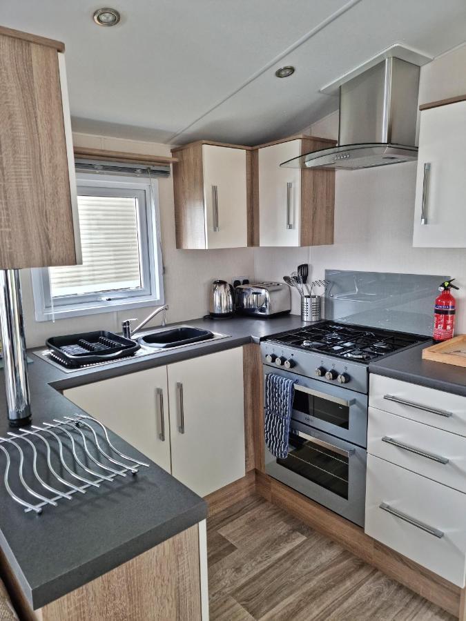 Rosefinch Sleeps 2 Persons-Private Hot Tub-Tranquil Holiday Away From It All Yet Not Far From St Austell- The Holiday Home Has One Bedroom, Living And Dining Area, Equipped Kitchen-Decking-Outdoor Furniture-Fishing Lakes-Non Pet Unit Εξωτερικό φωτογραφία