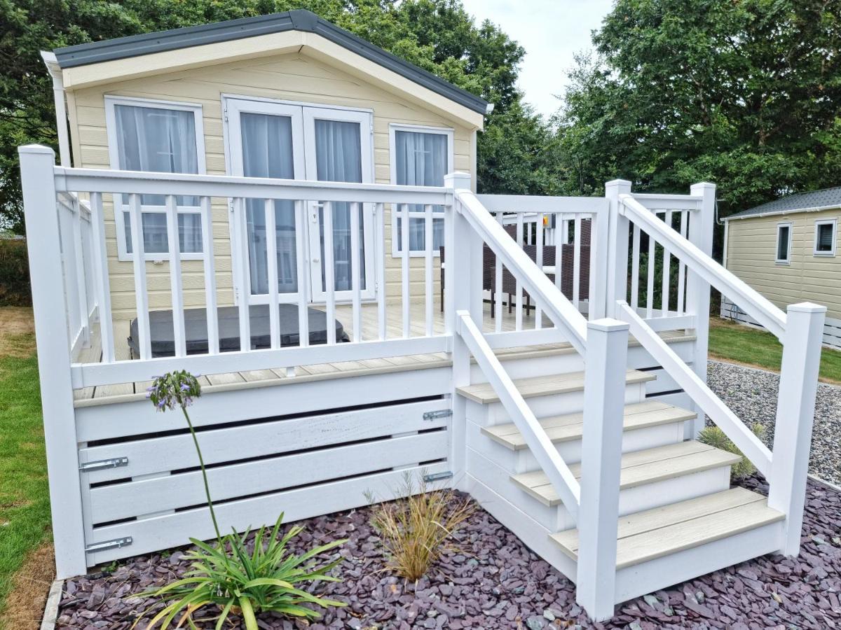 Rosefinch Sleeps 2 Persons-Private Hot Tub-Tranquil Holiday Away From It All Yet Not Far From St Austell- The Holiday Home Has One Bedroom, Living And Dining Area, Equipped Kitchen-Decking-Outdoor Furniture-Fishing Lakes-Non Pet Unit Εξωτερικό φωτογραφία