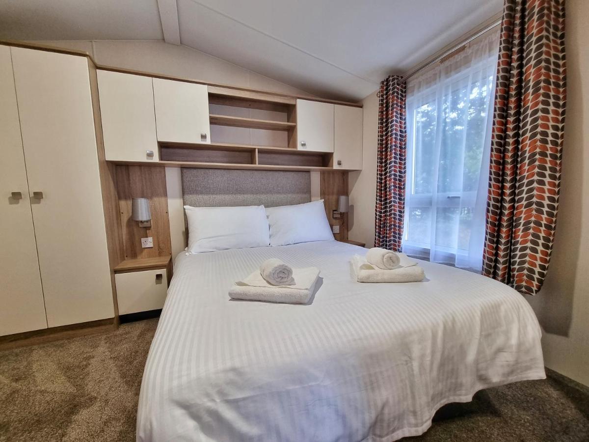 Rosefinch Sleeps 2 Persons-Private Hot Tub-Tranquil Holiday Away From It All Yet Not Far From St Austell- The Holiday Home Has One Bedroom, Living And Dining Area, Equipped Kitchen-Decking-Outdoor Furniture-Fishing Lakes-Non Pet Unit Εξωτερικό φωτογραφία