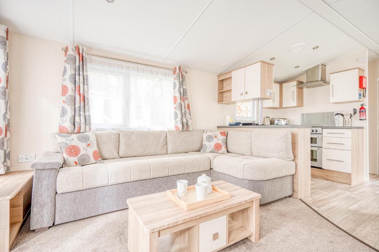 Rosefinch Sleeps 2 Persons-Private Hot Tub-Tranquil Holiday Away From It All Yet Not Far From St Austell- The Holiday Home Has One Bedroom, Living And Dining Area, Equipped Kitchen-Decking-Outdoor Furniture-Fishing Lakes-Non Pet Unit Εξωτερικό φωτογραφία