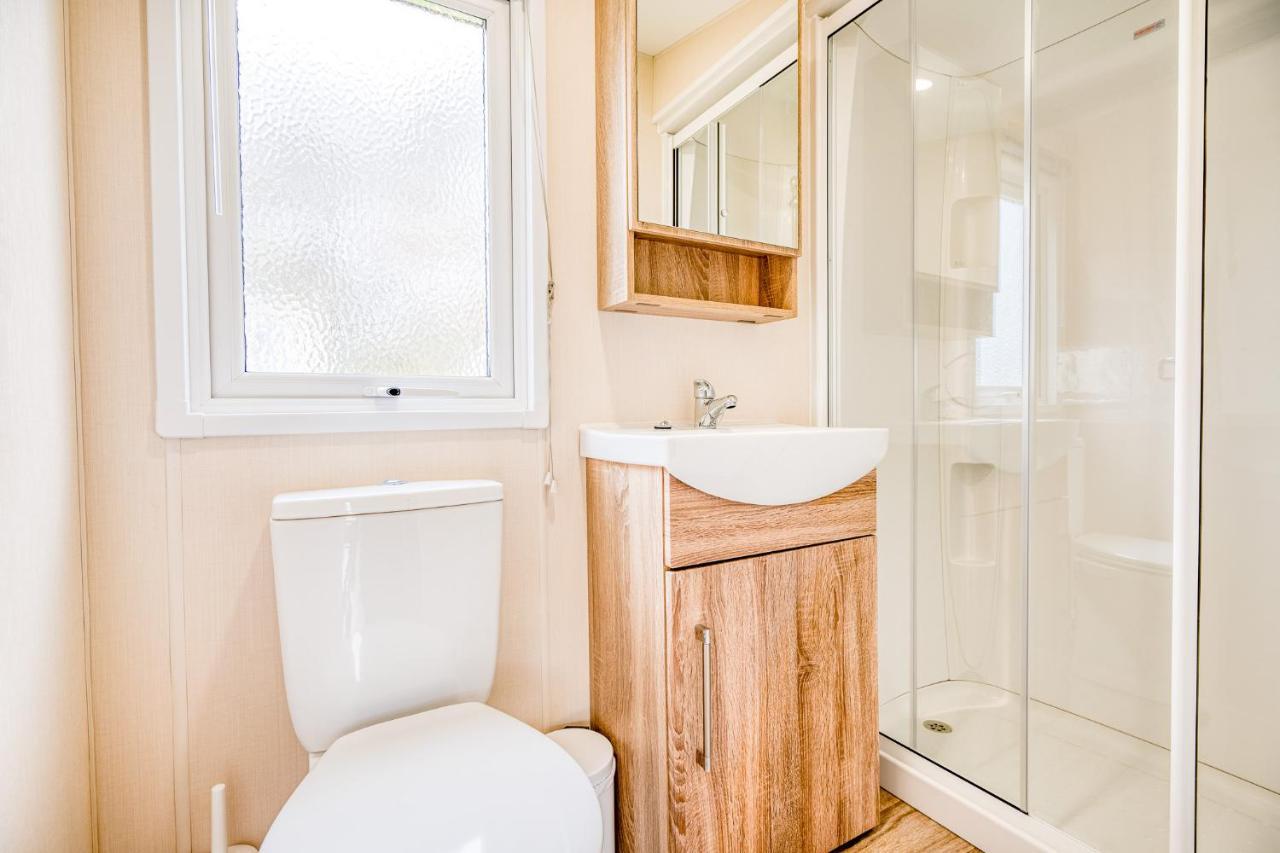 Rosefinch Sleeps 2 Persons-Private Hot Tub-Tranquil Holiday Away From It All Yet Not Far From St Austell- The Holiday Home Has One Bedroom, Living And Dining Area, Equipped Kitchen-Decking-Outdoor Furniture-Fishing Lakes-Non Pet Unit Εξωτερικό φωτογραφία
