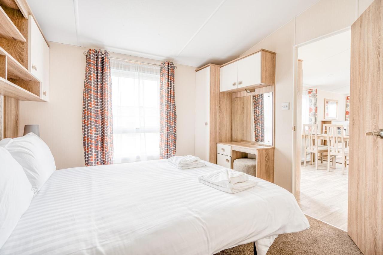 Rosefinch Sleeps 2 Persons-Private Hot Tub-Tranquil Holiday Away From It All Yet Not Far From St Austell- The Holiday Home Has One Bedroom, Living And Dining Area, Equipped Kitchen-Decking-Outdoor Furniture-Fishing Lakes-Non Pet Unit Εξωτερικό φωτογραφία